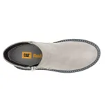 Bota tipo chelsea de Caterpillar con plataforma dentada, confeccionada en cuero liso color gris. Presenta cierre lateral metálico y logo de la marca grabado en el lateral.