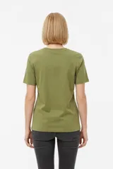 Remera negra de algodón con cuello redondo, manga corta y estampa frontal con texto en blanco.