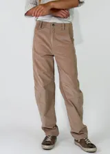 Pantalon de pana color marron oscuro, de corte recto y tiro medio, con costuras reforzadas en las rodillas y cierre frontal con boton.