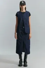 Falda midi de denim azul oscuro, con tiro medio, calce regular, abertura frontal y bolsillos laterales tipo cargo.