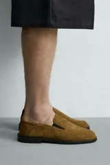 Mocasín casual de hombre con acabado en serraje, diseño de horma cuadrada y suela a contraste con ligero tacón.
