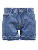 Shorts de denim color negro gastado, tiro medio, con bolsillos y dobladillo desmechado con flecos.
