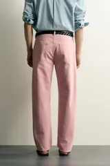 Jeans straight fit de denim de algodón color rosado, con diseño de cinco bolsillos, tiro medio y corte de pierna recta desde la cadera hasta el tobillo. Cuenta con cierre frontal de cremallera y botón metálico.