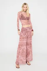 Pantalón largo de tul rosado con estampado paisley y floral en tonos marrones, de tiro medio y corte amplio, con diseño plisado y caída fluida.