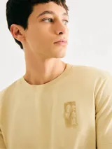 Camiseta de manga corta color negro con cuello redondo y parche con logo de la marca Hering en el pecho.