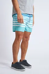 Short de baño con estampado tropical de piñas y hojas en tonos azules sobre fondo rosado. Cuenta con cintura elástica con cordón ajustable, bolsillos laterales, un bolsillo trasero y suspensor interno.