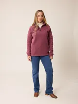 Sweater de polar con medio cierre frontal, cuello alto y mangas largas. Presenta un diseño liso en color azul petróleo con un pequeño logo bordado en el pecho.