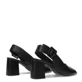 Sandalias de cuero color tostado con punta abierta, taco block y tira trasera ajustable con hebilla cuadrada grande.