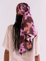 Pareo estampado de diseño floral con predominio de tonos bordó, rosado y marrón.