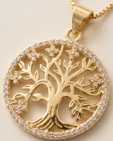 Collar de bronce dorado con cadena fina y dije circular colgante con diseño del árbol de la vida rodeado de incrustaciones de pedrería.