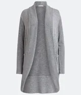 Cardigan alargado de punto color gris, con abertura frontal y bolsillos laterales.