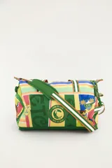 Bolso tote deportivo tipo duffel, multicolor con diseño estampado de rayas y parches estilo club deportivo, con asas de mano y correa ajustable para el hombro.