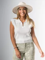 Chomba blanca estilo polo, tejida en hilo italiano súper elastizado y sin mangas.