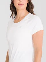 Remera deportiva blanca de manga corta con cuello redondo y logo estampado en el pecho.