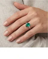 Anillo de plata con piedra central verde en talla gota y detalles de circones laterales en talla baguette.