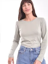 Remera negra de manga larga con cuello redondo y detalle de pequeñas tachas plateadas alrededor del cuello.