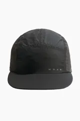 Gorra de correr en nailon negro con paneles laterales de malla para una ventilación óptima. Cuenta con visera plana y la palabra "MOVE" impresa en el frente.