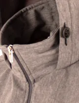 Campera marrón de neopreno con capucha, cierre frontal y bolsillos laterales con cierre.