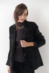 Blazer marrón de terciopelo con solapas de muesca, cierre frontal con un botón, bolsillos delanteros y forro con estampado animal print.