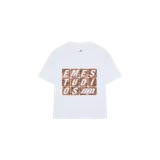 Remera blanca oversize con diseño gráfico frontal en bloques de animal print con letras blancas.