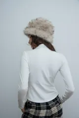 Polera de manga larga en color negro, con cuello alto y costuras decorativas visibles en el frente que realzan la silueta.