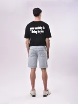 Bermuda de jean color azul claro, corte recto, con dobladillo en el ruedo.