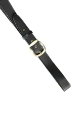 Cinto de cuero gamuzado color naranja con hebilla metálica color bronce y detalle de la marca grabada en la trabilla.