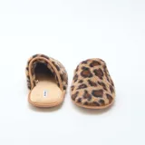 Pantuflas de casa estilo zueco con exterior de felpa suave con estampado animal print de leopardo y plantilla de color beige.