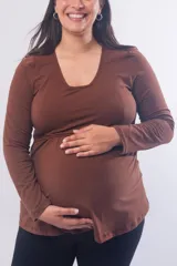 Buzo maternal de manga larga con diseño funcional para lactancia. Confeccionado en algodón elastizado, presenta un corte holgado que se adapta al crecimiento de la panza y un escote redondo.