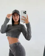 Conjunto de dos piezas compuesto por un top corto de manga larga y un pantalón de corte recto, ambos confeccionados en tela con efecto lavado vintage color gris oscuro.