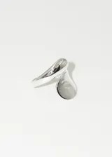 Anillo plateado de plata 925 con diseño cruzado y forma ovalada.