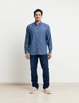 Camisa azul con estampado de lunares blancos, de manga larga y corte clásico.