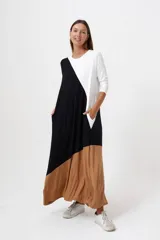 Vestido largo de morley fino, con diseño color block en blanco, negro y camel, corte amplio y bolsillos laterales.