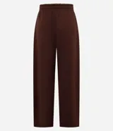 Pantalón de jogging marrón de algodón con forro de polar, corte amplio tipo barrel, cintura elástica con cordón de ajuste y bolsillos laterales.
