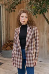 Blazer de paño con estampa a cuadros en tonos marrones y beige, de corte recto y mangas largas.