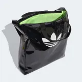 Bolso shopper Adidas de diseño minimalista en material sintético efecto charol brillante color negro. Cuenta con doble asa de mano y correas largas para llevar al hombro, cierre principal y logo del trifolio estampado en color blanco en la parte frontal.