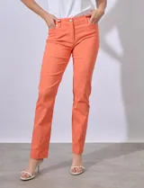 Pantalón blanco de gabardina elastizada, marca Zac & Rachel. Con pretina con pasadores, botón y cierre. Delantera con tres bolsillos. Trasera con bolsillos ojal.