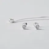 Set de joyería compuesto por collar con dije de punto de luz y par de caravanas a juego, confeccionados en plata 925 con engaste de circonias.