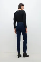 Jegging de jean elastizado color azul oscuro, con cintura alta elástica y bolsillos traseros.