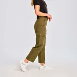 Pantalon cargo color verde oliva, de corte recto y tiro medio. Cuenta con bolsillos laterales tipo cargo en los muslos, bolsillos frontales y traseros, cierre con cremallera y botón, y costuras reforzadas en las piernas.