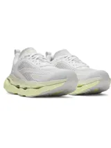 Championes Under Armour modelo UA Halo Racer, color gris claro con suela voluminosa en tono amarillo claro. Presentan capellada de malla transpirable, detalles estructurados y amortiguación UA HOVR+.