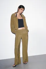 Top blanco de tejido acanalado, corte ajustado, con escote cuadrado y cuello halter ancho.