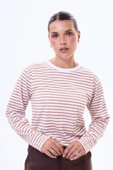 Remera de manga larga con diseño de rayas horizontales en color marrón y blanco, confeccionada en algodón, con cuello redondo y corte clásico.