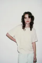 Camiseta de manga corta y cuello redondo, calce regular, color crema con textura jaspeada.