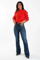 Pantalón de jean corte oxford, color azul intenso, de tiro alto y ajuste entallado en la parte superior con botamanga acampanada.