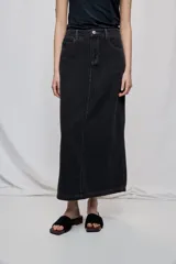 Falda larga de denim negro con diseño a rayas verticales y calce recto, tiro medio, bolsillos y cierre con botón.
