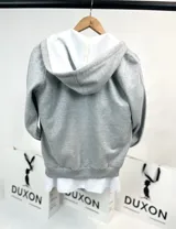 Campera gris con cierre, capucha y bolsillos frontales.