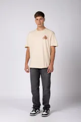 Remera color beige con estampa en el pecho con la leyenda "Wine Club".