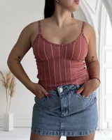 Musculosa de tirantes color rosado con rayas verticales blancas.