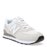 Championes urbanos New Balance modelo 574, color gris claro con detalles en blanco. Confeccionados en una combinación de gamuza y malla, presentan el logo 'N' característico en los laterales y entresuela con tecnología ENCAP para mayor amortiguación.